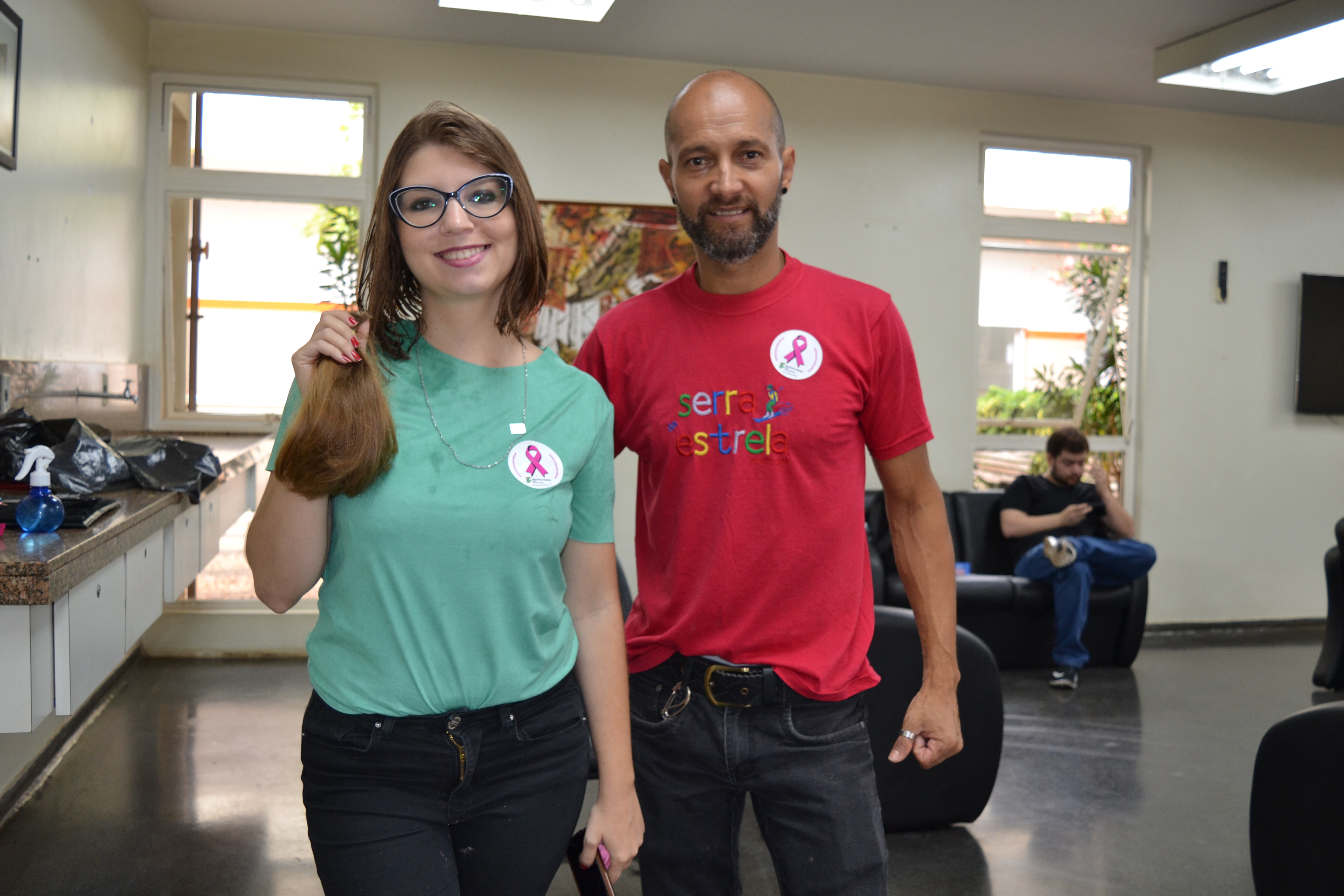 Servidora do Câmpus Goiânia, Aline Rezende, também doou as suas madeixas para campanha Outubro Rosa.